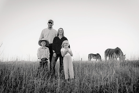 Mindy Family Gallery 24-2143BW
